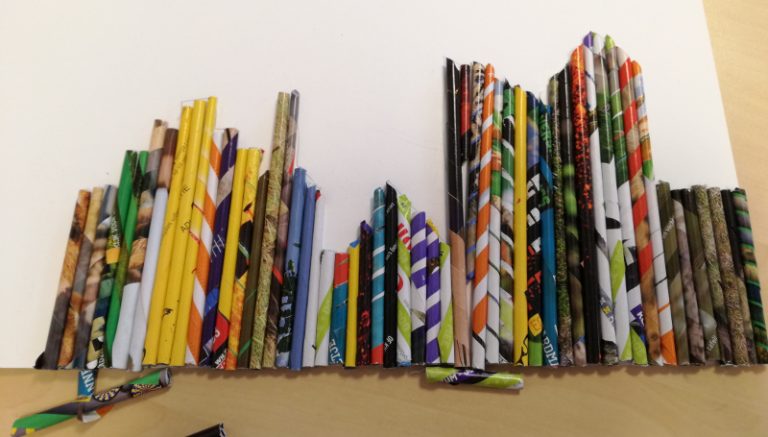 Kunstwerken maken met rolletjes papier.
